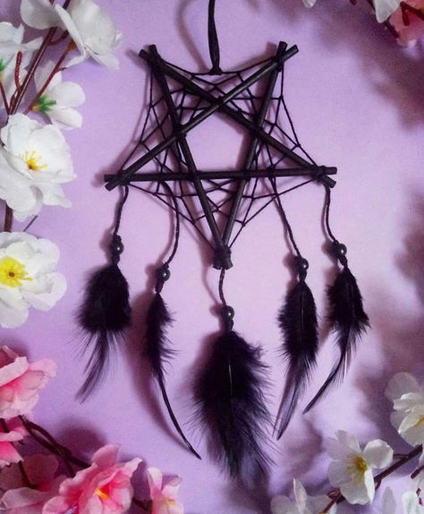 Beautiful 5 piont star dream catcher Star Dream Catcher, Floral Dream Catcher, Atrapasueños Diy, Diy Dream Catcher Tutorial, Dream Catcher Patterns, Dream Catcher Tutorial, Dream Catcher Decor, Wiccan Crafts, Pagan Crafts