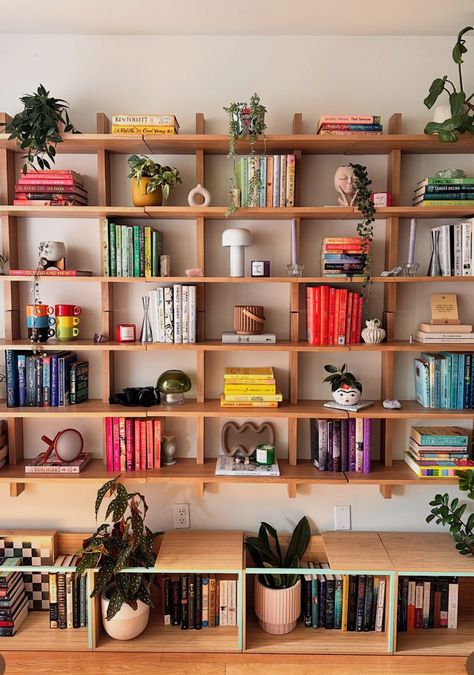 31 Stunning Bookshelf Styling Ideas that Celebrate the Joy of Reading - Days Inspired Office Shelf Inspiration, Shelf Styling Eclectic, Open Bookshelf Wall, Mid Century Bookshelf Styling, Bedroom Bookshelves Aesthetic, Small Bookshelf Styling, Bookshelf Styling Aesthetic, Eclectic Bookshelf Styling, Cottage Bookshelves