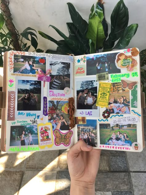 Summer Memories Book, Memory Journal Friends, Scrapbook Ideas For Friends, Memory Book Aesthetic, Polaroid Scrapbook, Senior Scrapbook Ideas, Creative Travel Journal, School Memories Scrapbook, Senior Year Scrapbook