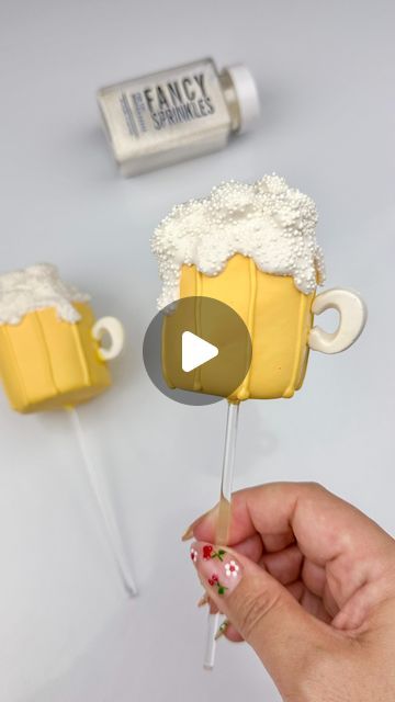 Maria Gomez on Instagram: "Beer mug marshmallow pops 🍺  I can’t believe Father’s Day is just around the corner! I’ve been so busy this past month. I promise I’ll be back with new content soon. Xoxo  #marshmallows #marshmallowpops #marshmallow #chocolatecoveredmarshmallows #dippedmarshmallows #dippedinchocolate #dippedtreats #fathersday #fathersdaytreats #fathersdaycookies #fathersdayideas #beer #beermugs #beermugcake #treats #dessert #desserts #treats" Beer Cake Pops, Dipped Desserts, Maria Gomez, Beer Mug Cake, Marshmallow Dip, Fancy Sprinkles, Chocolate Covered Marshmallows, Beer Cake, Fathers Day Cake