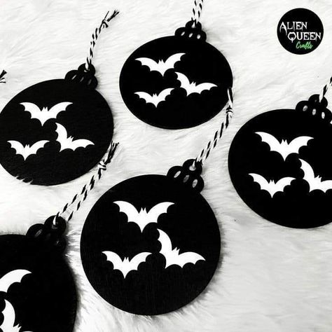 Gothic Christmas Tree, Black And White Ornaments, Christmas Creepy, Halloween Fanart, Black Christmas Decorations, Bat Decor, Christmas Decor Tree, Merry Creepmas, Christmas Hand Painted