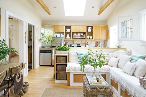 This Tiny, 362-Square-Foot Beach Cottage Is BIG On Style  #refinery29  http://www.refinery29.com/whitney-leigh-morris-venice-beach-house-home-tour#slide-1 Apartment Living Room Layout, Tiny Beach House, Tiny House Kitchen, Tiny Home Ideas, Beach Cottage Style, Small Room Design, Style Cottage, Tiny Spaces, Livingroom Layout