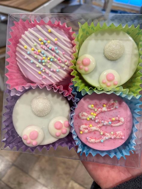 Easter Chocolate Ideas, Easter Sweets Ideas To Sell, Easter Cakesicles, Easter Theme Chocolate Covered Strawberries, Easter Treat Box Ideas, Easter Dipped Oreos, Easter Treats To Sell, Easter Egg Oreo Truffles, Chocolate Dipped Oreos Easter