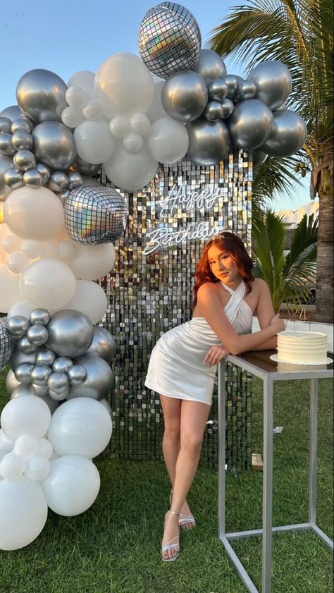 Shine Bright Like A Diamond Party Theme, Beyonce Birthday Party Theme, Silver And White Birthday Party Decor, 19 Birthday Ideas Decoration, 18th Bday Decoration Ideas, 25 Birthday Theme Party Ideas, Birthday Colour Themes, 17th Birthday Ideas Decorations, Disco And Diamonds Party