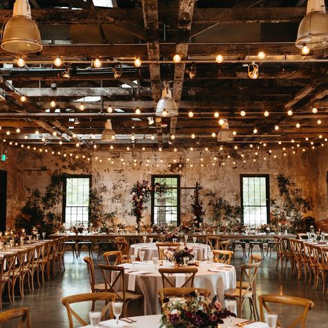 Industrial Sweetheart Table, Rustic Warehouse Wedding, Loft Style Wedding Decor, Contemporary Rustic Wedding, Loft Style Wedding, Urban Industrial Wedding, Industrial Venue Wedding, Industrial Farmhouse Wedding, Industrial Warehouse Wedding