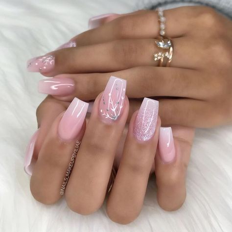 22. Pink Glitter Ombre with Subtle Branch Details Ombre Christmas Nails, Pink Glitter Ombre, Glamorous Christmas, Christmas Nail Ideas, Christmas Manicure, Look Sophisticated, Nail Shimmer, Chic Holiday, Pink Holiday