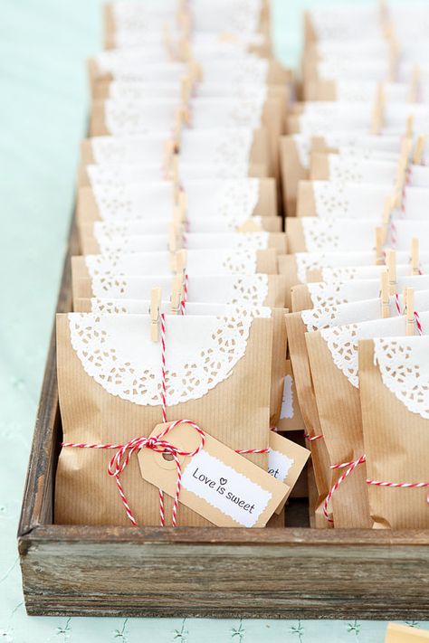 Budget Friendly Rustic Wedding ideas - Rustic Folk Weddings Brown Paper Bags, Folk Wedding, Cheap Favors, Vintage Wedding Gifts, Best Wedding Favors, Wedding Favors Cheap, Card Table, Rustic Wedding Favors, Wedding Gift Bags