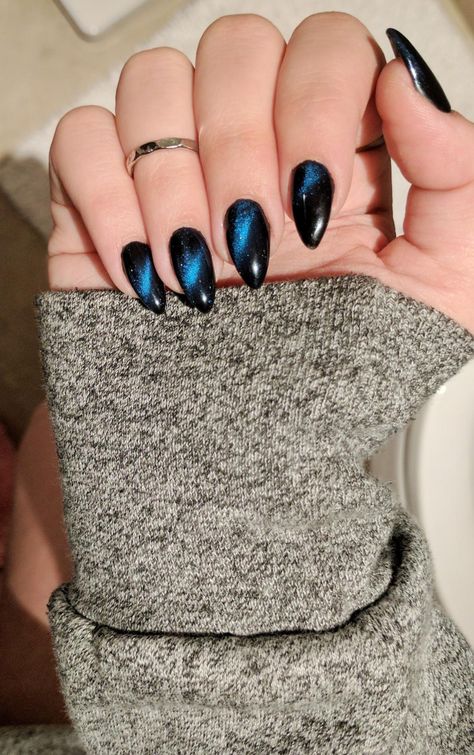 cat eye magnetic nails look like a dark starry galaxy ? - Imgur Trending Spring Nails, Spring Nails Art Designs, Spring Nails Art, Trend Nails, Blue Gel Nails, Nails Art Designs, Sassy Nails, Vintage Nails, Trendy Nail Art Designs