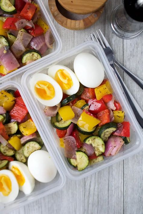 These meal prep breakfast bowls are a great way to meal prep for the week! Made with hard-boiled eggs and vegetables, this meal prep breakfast idea is high-protein, low-carb and low-calorie. Ready in under 30 minutes, these breakfast bowls are great for weight loss and last the whole week in the fridge. Desayuno Keto, Delicious Meal Prep, Prep Breakfast, Breakfast Prep, Low Carb Meal Prep, Breakfast Meal, Breakfast Idea, Breakfast Meal Prep, Work Lunch