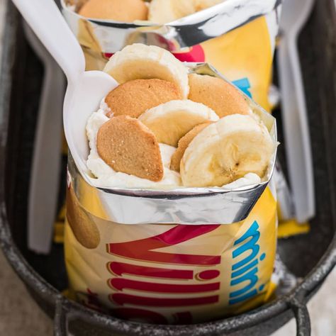 close up picture of a walking banana pudding - a bag of vanilla wafers that has been filled with bananas, cream and pudding Banana Pudding Tacos, Walking Banana Pudding, Vanilla Wafer Dessert, Vanilla Wafer Banana Pudding, Snickers Brownies, Vanilla Brownies, Snack Pack Pudding, Chewy Brownies Recipe, Snicker Brownies