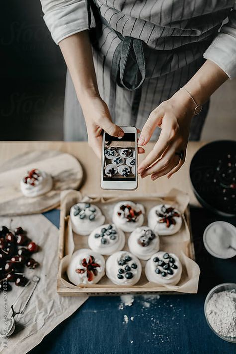 Food Photography Dessert, Cinnamon Roll Icing, Baking Photography, Cooking Photos, Cooking Photography, Food Art Photography, Bakery Branding, Brand Photography Inspiration, Dessert Photography