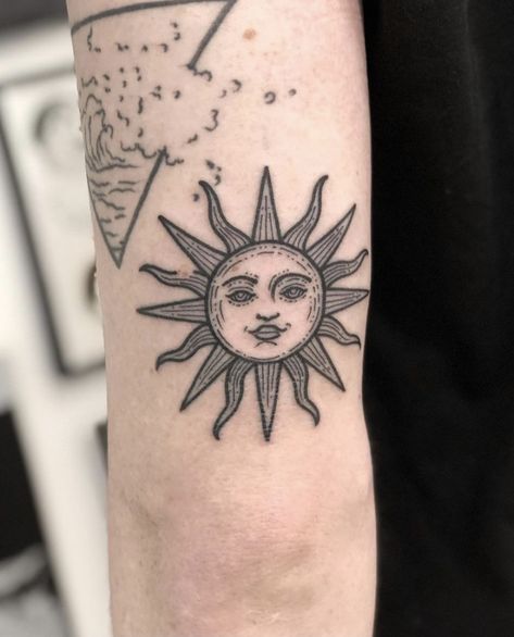 Retro Sun Tattoo, 90s Sun Tattoo, Funky Sun Tattoo, Sun Tattoos Men, Old School Sun Tattoo, Sun Traditional Tattoo, Sun Tattoo Traditional, American Traditional Sun Tattoo, Sun With Face Tattoo