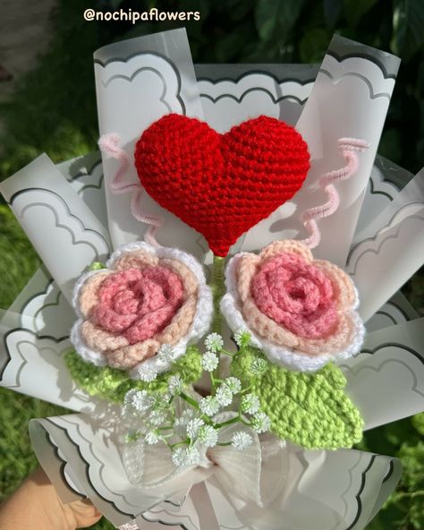 ❗️RAMO DISPONIBLE PARA ENTREGA INMEDIATA 💕🌹Rosas a crochet 🌹💕 ❗️Pedidos a crochet: Reserva con 3 semanas de anticipación. ❗️Envíos fuera de Usulután con cargo extra ❗️Entregas en Usulután #flores #floresrojas #florestejidas #tejidoartesanal #tejido #rosas #roses #bouquet #ramo #floresbonitas #detalles #detallespersonalizados #regalos #regalospersonalizados #emprendimiento #elsalvador🇸🇻 #handmade #art #tejidoacrochet #amigurumi #amigurumiaddict #crochet #crocheting #crochetaddict #elsalv... Diy Rose Bouquet, Valentine Crochet, Diy Rose, Crochet Bouquet, Diy Roses, Valentines Crochet, Roses Bouquet, Bouquet Ideas, Ideas Crochet