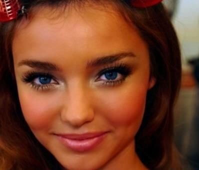 Classic Makeup Looks, Makeup Looks To Try, Classic Makeup, Coral Blush, Miranda Kerr, Makeup Looks, Blush, Coral, Makeup