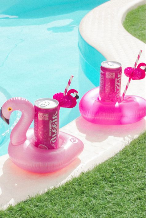 Summertime , drinks , pink 🩷🫧🦩 Pink Theme Pool Party, 90s Pool Party Aesthetic, Pool Party Accessories, Pink Disco Pool Party, 50s Pool Party, Sweet 16 Pool Party Ideas, Pool Party Aesthetic, Sweet 16 Pool Parties, Pink Pool Party