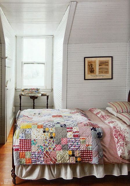 Quilts With Curved Pieces, Colorful Quilt Bedroom, Farmhouse Bedroom Quilt, Patchwork Quilt Bedroom, Bedroom Shiplap, Traditional Farmhouse Decor, Quilt Bedroom, Plaid Quilt, Quilt Comforter