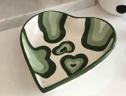 Pottery Painting Ideas Easy Ceramic Plates, Air Clay, Diy Pottery Painting, Color Me Mine, Cubist Art, Pottery Inspo, Clay Plates, Clay Stuff, Green Paintings