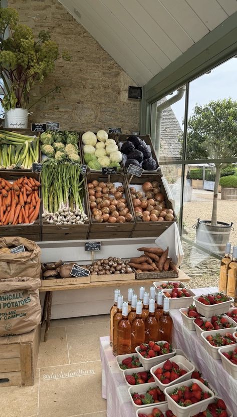 Homestead Store Ideas, Produce Market Display, Indoor Farmers Market Design, Farm Stand Aesthetic, Farm Shop Aesthetic, Vegetable Shop Design Ideas, Farm To Table Aesthetic, Farmstand Ideas Small Farm, Fruit Market Aesthetic