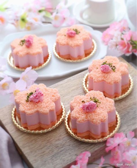 Edible Flowers Recipes, Dessert Soap, Pink Desserts, Cute Baking, Delicacy Food, Beautiful Desserts, Japanese Dessert, Scrumptious Desserts, Delicious Snacks Recipes