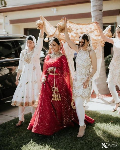 Desi Wedding Family Photos, Red Punjabi Wedding Lengha, Desi Wedding Bridesmaids, Punjabi Wedding Colour Scheme, Sikh Bridesmaids Outfits, Nikkah Bridesmaid Outfit, Sikh Bride Lengha, Punjabi Wedding Bridesmaids, Anand Karaj Outfit