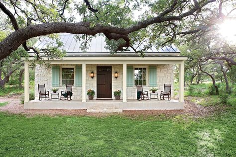 Farmhouse Cottage Plans, Farmhouse Style Exterior, Texas Farmhouse, Southern Farmhouse, Gate Designs, Old Stone Houses, Small Farmhouse, Exterior Makeover, Small Porches