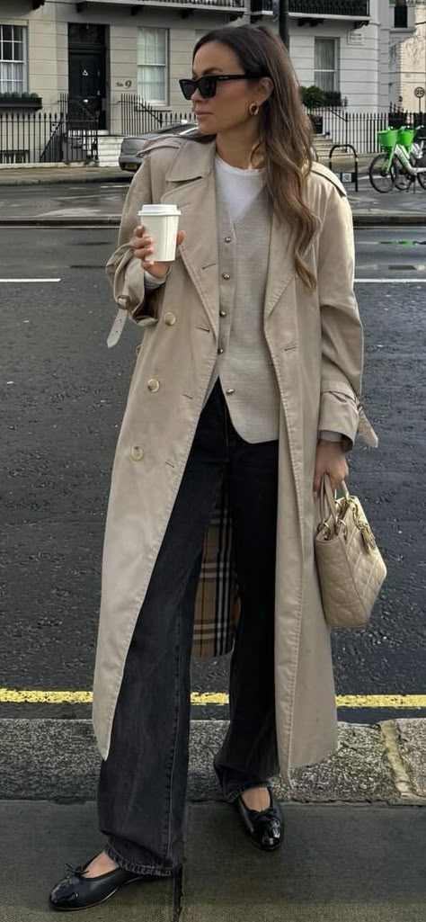 Street Style 2024 Winter Spain December Outfit, Winter Fashion Inspo 2024, Winter Parisian Outfit, European Winter Aesthetic, Paris Street Style 2024, Spring Outfits Cold Weather, Winter Style 2024, European Winter Fashion, Trench Coat Street Style