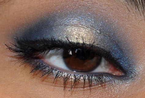 Nails Grey Blue, Fake Eyelash Makeup, Prom Eyes, Nails Grey, Orange Eye Makeup, Blue Eyeshadow Looks, Show Makeup, Prom Eye Makeup, Smoky Blue