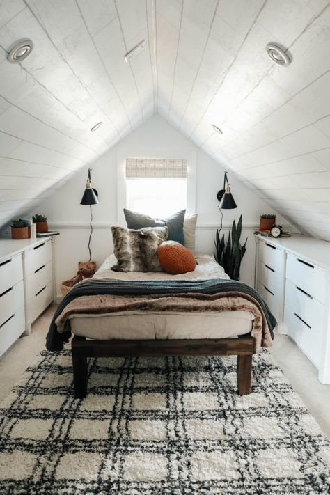 Finished Attic Ideas, Bedding Fluffy, Cozy Attic Bedroom, Dormer Bedroom, Small Attic Bedroom, Attic Room Ideas, Spring Bedding, Attic Makeover, Slanted Walls