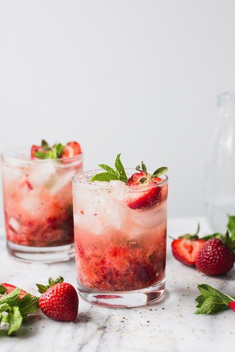 Strawberry Margarita Recipes, Strawberry Margarita Recipe, Spiced Cocktail, Cocktail Summer, Strawberry Vodka, Refreshing Summer Cocktails, Cocktail Photography, Drink Alcohol, Dessert Bar Recipe