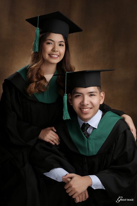 Graduation Studio Photoshoot Ideas Couple, Couple Graduation Photoshoot Studio, Graduation Picture Studio, Couple Graduation Pictures Studio, Graduation Couple Poses, Graduation Pictorial Studio, Graduation Couple Photoshoot, Graduation Photo Studio, Creative Shot For Graduation Studio