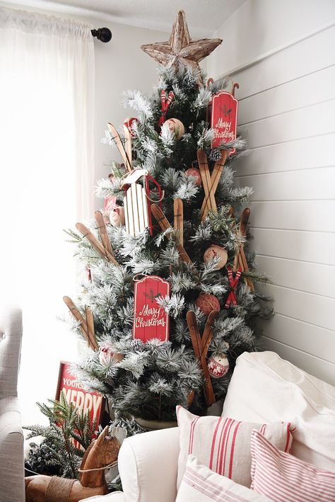 Christmas Tree Inspiration Rustic, Cozy Cottage Christmas, Ski Christmas, Country Christmas Trees, Festival Of Trees, Farmhouse Christmas Tree, Christmas Cottage, Themed Christmas, Cottage Christmas