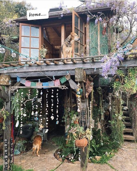 Estilo Kitsch, Hippie House, Hippie Homes, Deco Boheme, Earthship, Gongs, Dream Room Inspiration, Crystal Bowls, Dream Rooms