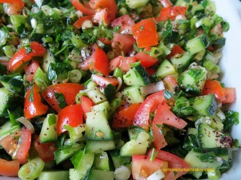 Turkish Salad Recipes, Sumac Recipes, Turkish Dishes, Turkish Salad, Turkish Delights, Armenian Recipes, Grape Salad, European Recipes, Savory Pastry