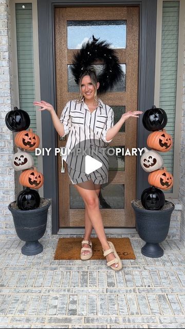 Kristin Miller | Creator | Dallas, TX on Instagram: "DIY pumpkin topiary for halloween🎃Comment “pumpkin” to get supplies to make these sent directly to your DMs! These would be a fun addition to your halloween porch this year! I like to plan ahead early so i’m not overwhelmed later. I’m sharing the directions below & be sure to save this video for when you’re ready to decorate👻🦇🎃
•
SUPPLIES:
* 2 large planters
* 10 pumpkins
* 2 wooden dowel rods 
* 10 mini puck lights
* Sand
* Spanish moss (i used about 1.5 bags for each planter)
* Zipties

DIRECTIONS:
1. Fill your planters with sand to the top with about 1 inch space left. 
2. Place your rod in the middle & lower until it is secure. Cover the sand with spanish moss.
3. Drill 2 small holes in the back of each of your pumpkins. Take a z Jack O Lantern Topiary Diy, Diy Pumpkin Bucket Decor, Porch Halloween Decorations Diy, Upside Down Witch Legs Diy, Stacked Jack O Lanterns Diy, Halloween Porch Planters, Diy Pumpkin Lanterns, Diy Halloween Topiary, Pumpkin Tower Diy