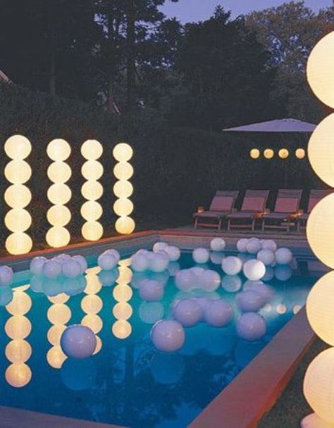 light columns for a pool party Adult Pool Party Decorations, Backyard Wedding Pool, Garden Lighting Diy, Pool Party Adults, Night Pool Party, Backyard Pool Parties, Diy Backyard Wedding, Pool Wedding, Outdoor Party Lighting