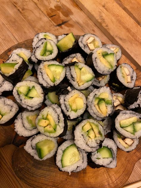 Kappa Maki, Avocado Maki, Avocado Sushi, Work Meals, Healthy Breakfast, Zucchini, Avocado, Snacks, Drinks