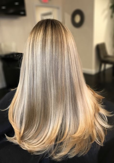 Blonde balayage on straight hair Balayage Straight, Balayage Straight Hair, Haircut Selfie, Photo Hijab, Blond Balayage, Hair Inspiration Long, Straight Blonde Hair, Cute Hairstyle, Dirty Blonde Hair