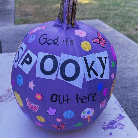 Purple pumpkin with words “god, it’s spooky out here” with Olivia Rodrigo stickers Cute Painted Pumpkin Ideas, Halloween Pumpkin Painting Ideas, Pumpkin Inspo, Halloween Pumpkin Painting, Painted Pumpkin Ideas, Halloween Pumpkin Crafts, Creative Pumpkin Painting, Creative Pumpkin Decorating, Cute Pumpkin Carving