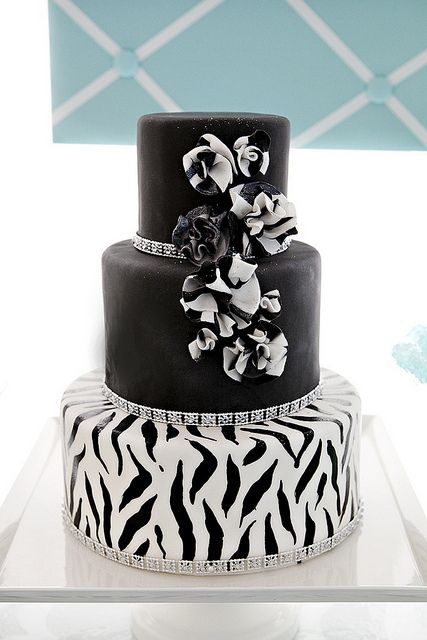 Zebra Cakes, Cake Fancy, Black White Cakes, Black And White Wedding Cake, Zebra Party, Zebra Cake, White Cakes, Unique Cakes, White Zebra