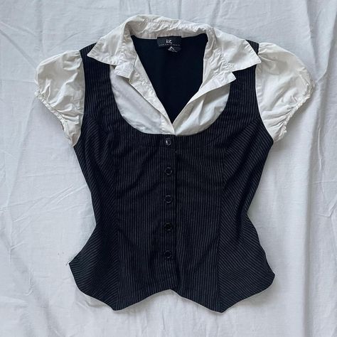 Waist Vest Outfits, Blouse Vest Outfit, Woman’s Waistcoat Outfit, Waist Vest Outfits For Women, Blouse And Vest Outfit, Alice Cullen Fashion, Y2k Business Outfits, Alice Cullen Outfits Aesthetic, Black Vest Aesthetic