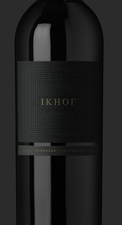 Minimalist black wine label Modern Wine Labels, Black Wine Labels, Wine Label Inspiration, Wine Bottle Label Design, Wine Label Packaging, Negroni Cocktail, Wine Packaging Design, Wine Bottle Design, Alcohol Packaging