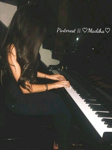 Piano Photography, Piano Girl, Photographie Portrait Inspiration, Photos Tumblr, Classy Aesthetic, Poses Para Fotos Sexis, Trik Fotografi, Princess Aesthetic, Girly Pictures