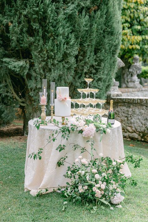 Round Cake Table Decorating Ideas, Cake And Champagne Table, Modern Cake Table, Bridgerton Wedding Cake, Modern Wedding Cake Table, Villa Cetinale, Modern Garden Wedding, Garden Chic Wedding, Table Presentation