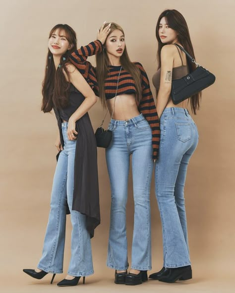 Female Group Poses, 2000s Highschool, High School Visuals, Friends Pose Reference, Outfit Inspo 2000s, Pose References Art, Group Pose Reference, Squad Poses, School Visuals