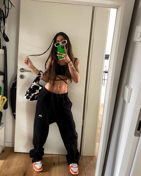 Kim Duong |Germany-Stuttgart 🪐 on Instagram: “💚” Party Fits, Looks Street Style, Sneakers Outfit, Looks Style, Minimal Fashion, Post On Instagram, Jean Outfits, Fancy Dress, Beach Outfit