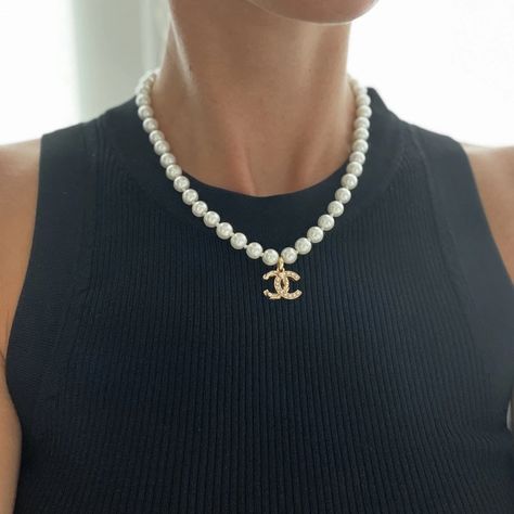 Grad Jewelry, Money Accessories, Chanel Necklaces, Chanel Pearl Necklace, Vintage Chanel Jewelry, Coco Crush, Vintage Designer Jewelry, Pearl Necklace Vintage, Chanel Pearls