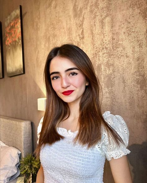 Meerub Ali, Merub Ali, Army Girlfriend Pictures, Blonde Hair Girl, Reading Art, Pakistani Actress, Back To Basics, Blonde Beauty, Poses For Pictures