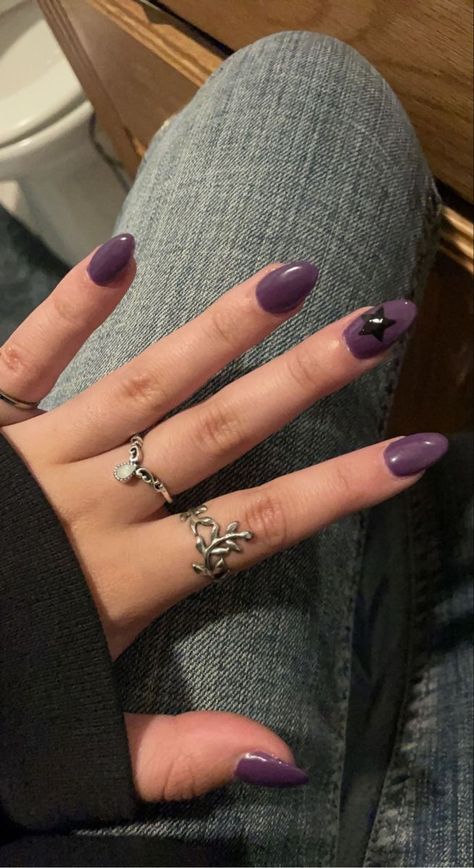 Simple Edgy Nails Acrylic Grunge, Grunge Almond Acrylic Nails, Purple Nails Grunge, Dark Purple Y2k Nails, Nails Inspiration Grunge, Dark Purple Nails Acrylic, Simple Grunge Nails, Dark Purple Nails, Purple Acrylic Nails