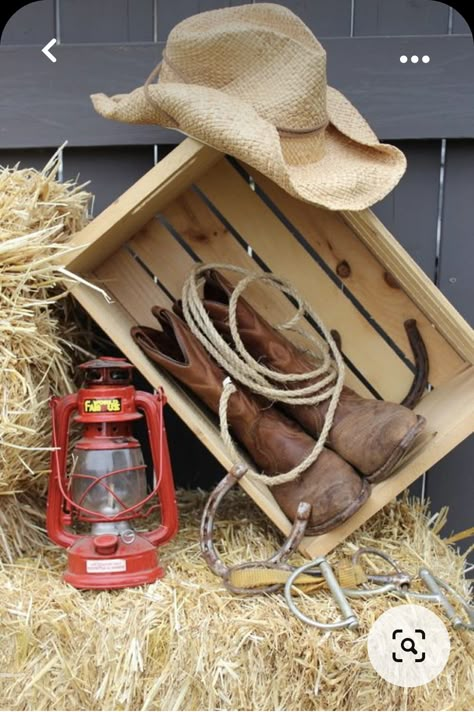 Western Theme Party Decorating Ideas, Cowboy Birthday Party Decorations, Western Christmas Decorations, Cowboy Themed Birthday Party, Country Themed Parties, Cowboy Theme Party, Fall Party Themes, Western Birthday Party, Farm Themed Birthday Party