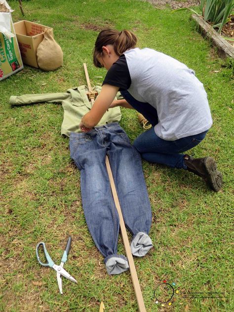 ©BMHPhotographyTheGardener’sNotebook2015 Building A Scarecrow, Scarecrow Festival, Fall Yard Decor, Make A Scarecrow, Scarecrows For Garden, Diy Scarecrow, Cheap Diy Halloween Decorations, Outside Fall Decor, Scarecrow Crafts